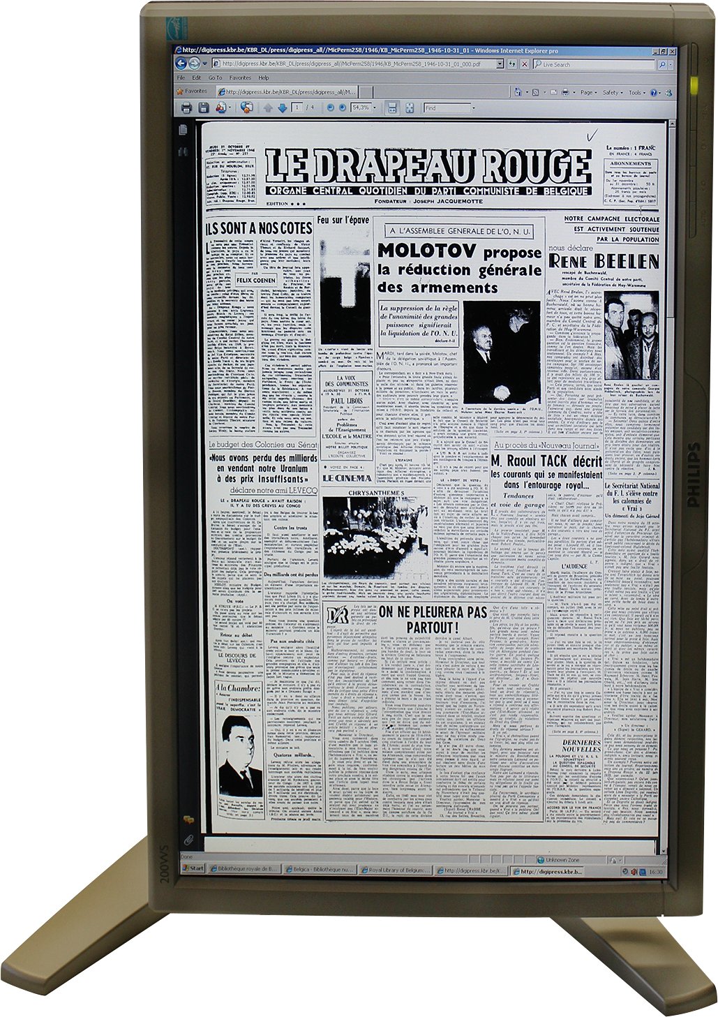 You see a computer monitor, in portrait orientation, showing the front page of a newspaper (displayed as a PDF inside Internet Explorer): ‘Le drapeau rouge’, the Belgian daily communist newspaper. Headline: ‘Molotov propose la réduction générale des armements’. 